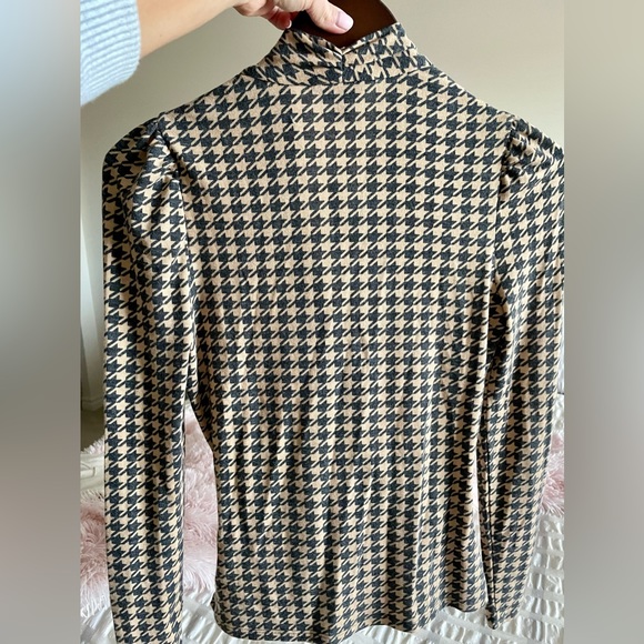 Cross front, draped effect, extremely flattering NWT Pristine condition. - Picture 4 of 5